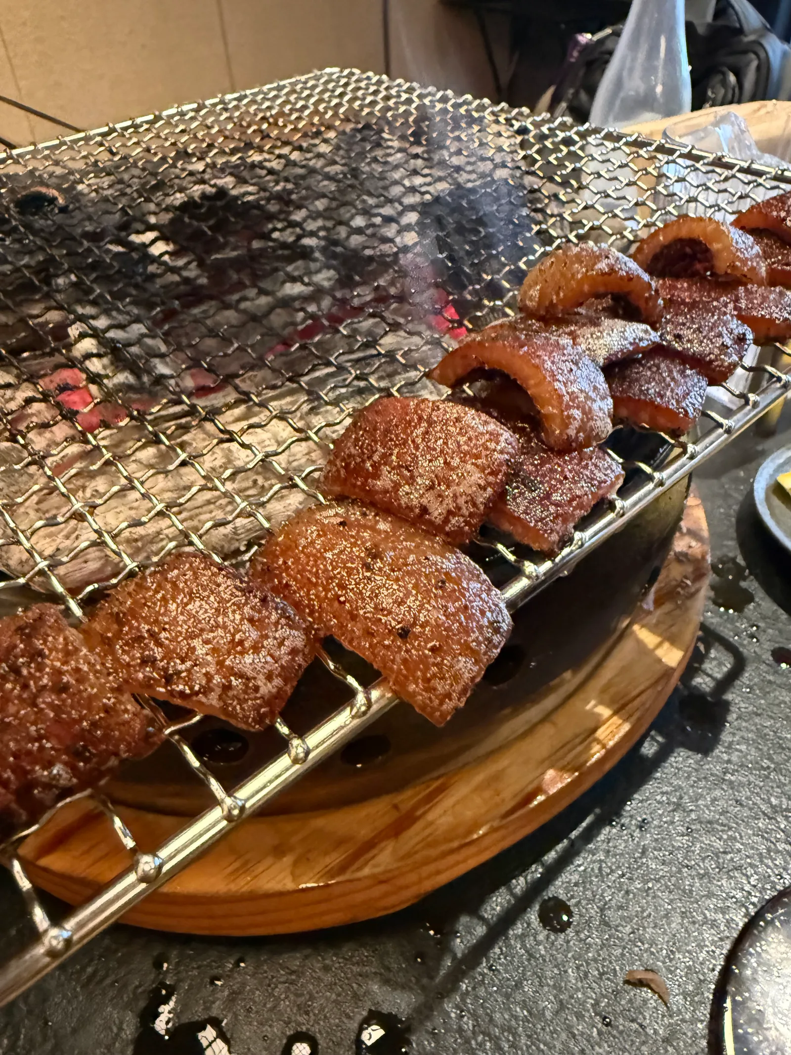 숯불 석쇠 위에서 구워지는 돼지껍데기