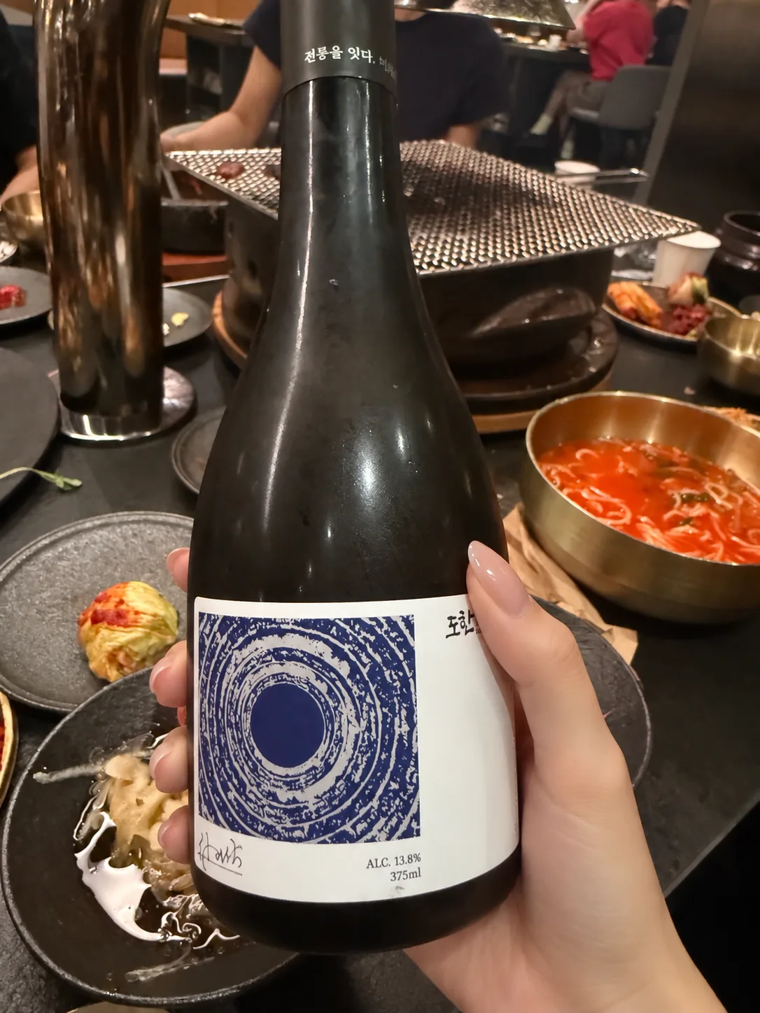 파란 원 무늬 라벨의 도한 청명주 병
