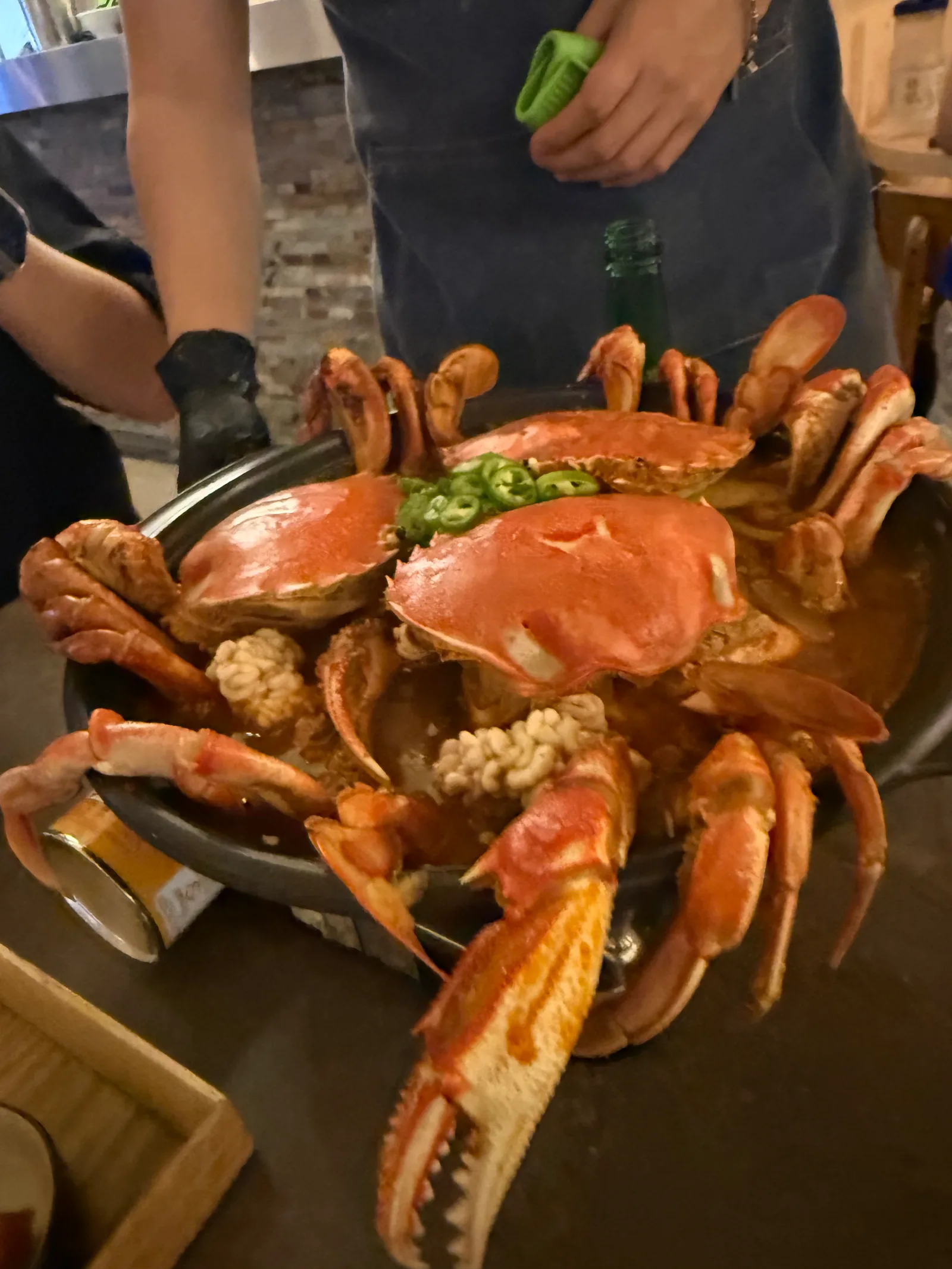 냄비 가득 담긴 붉게 익은 게와 청양고추