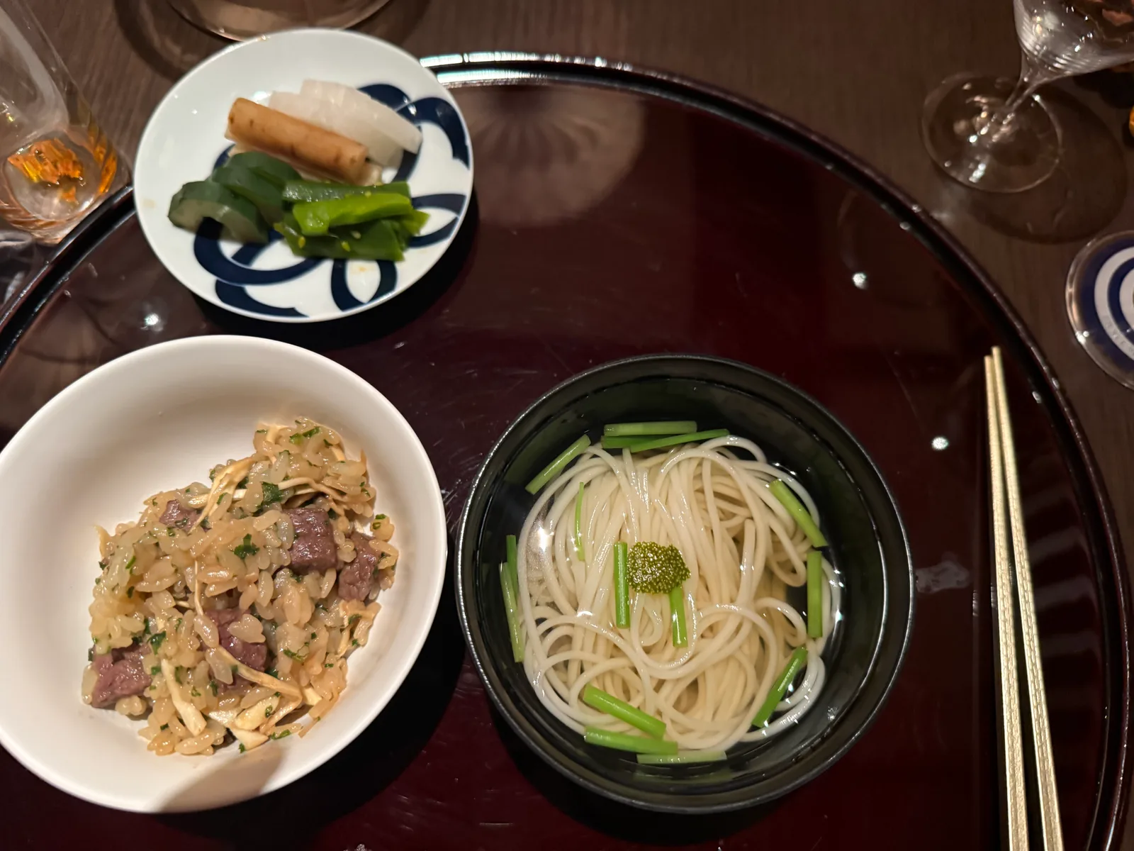 옻칠 쟁반에 놓인 솥밥, 소면, 절임 채소 접시